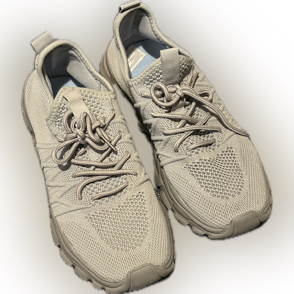 Gray men’s size 7 sneakers